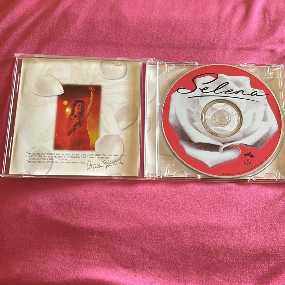 Selena - Picture 2 of 4
